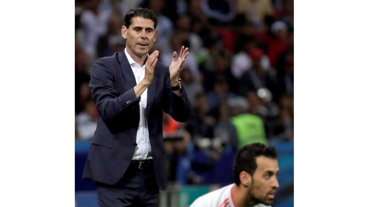 Hierro aplaude a sus futbolistas durante el partido ante Irán. J. MUÑOZ