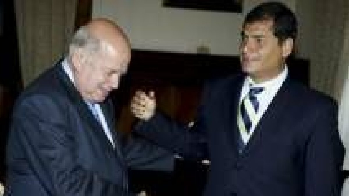 Rafael Correa conversa con José M. Insulza durante la reunión de ayer
