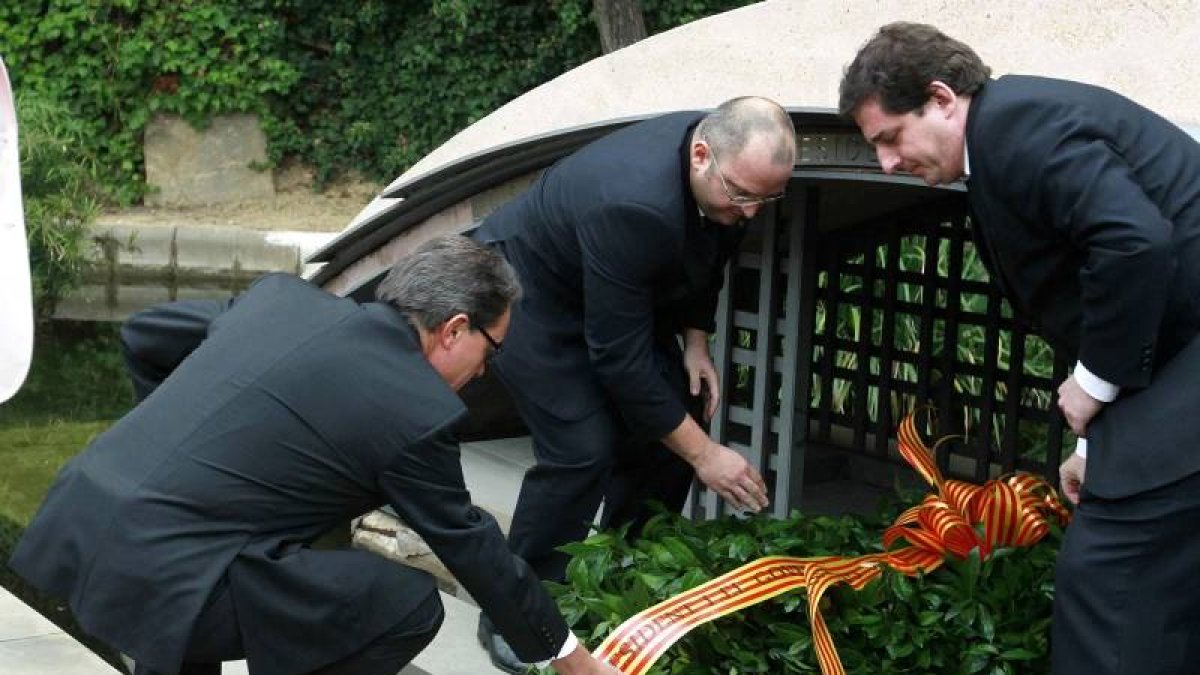El presidente de la Generalitat, Artur Mas (i), realiza su ofrenda floral ante la tumba del presidente de la Generalitat republicana Lluís Companys en el 73 aniversario de su muerte.