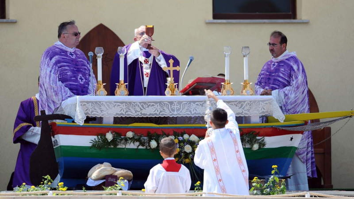Francisco oficia en Lampedusa la misa desde un altar levantado en una patera.