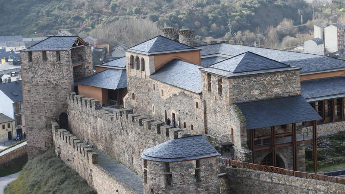 El Castillo Templario de Ponferrada sería una magnífica localización para el rodaje de la séptima temporada de ‘Juego de Tronos’. LUIS DE LA MATA