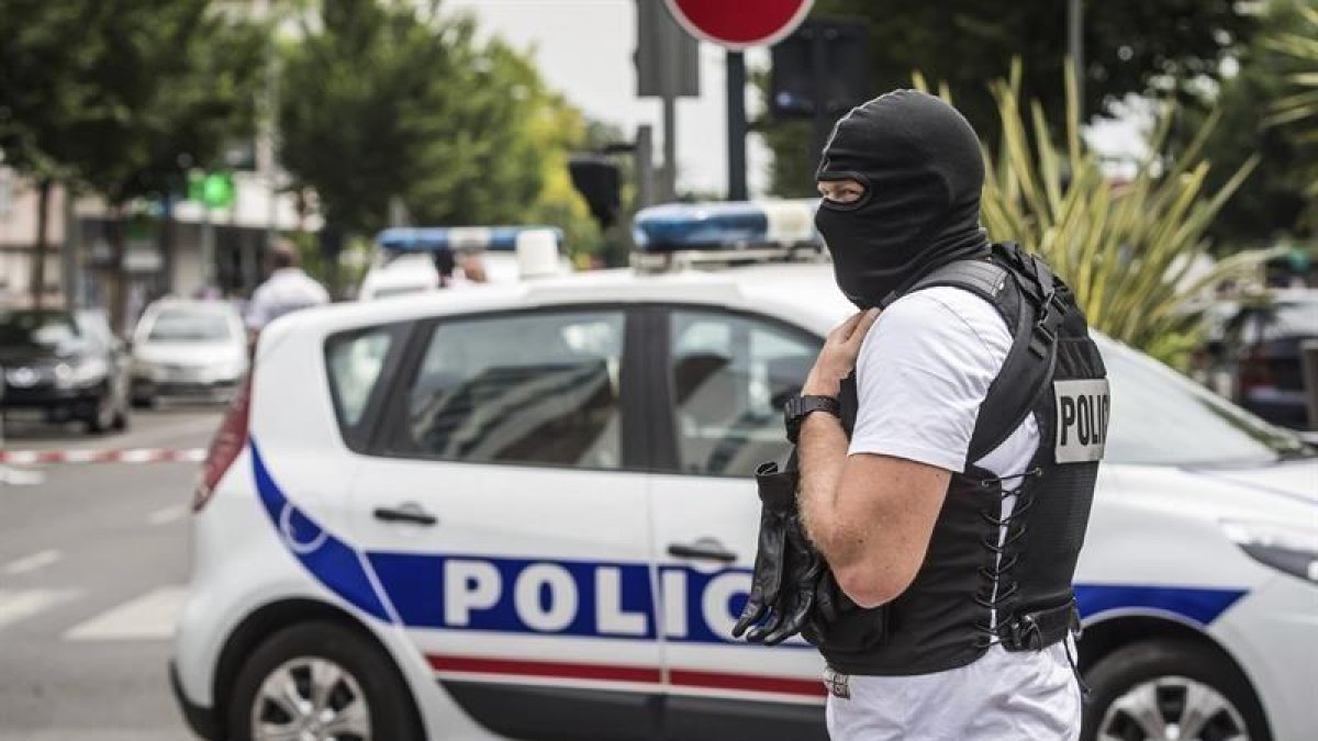 Un agente de las fuerzas del orden francesas vigila la zona de Val Notre Dame durante una operación antiterrorista en el barrio parisino de Argenteuil