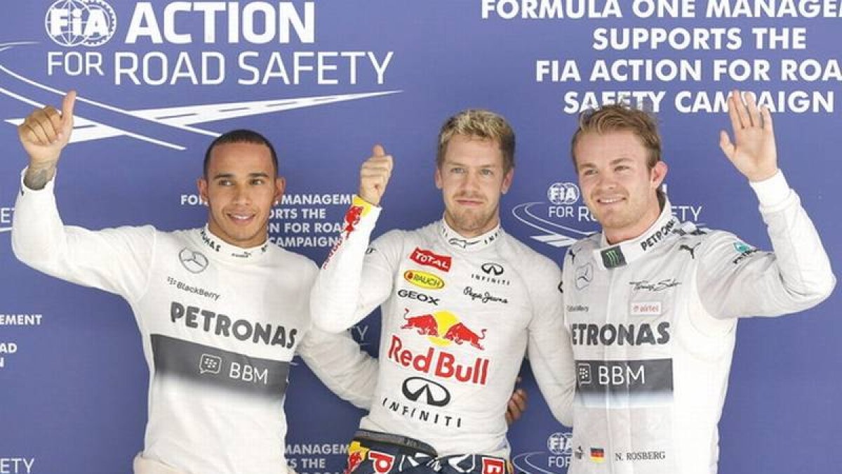 Sebastian Vettel, ganador de la pole, junto a los dos pilotos de Mercedes, Lewis Hamilton y Nico Rosberg.