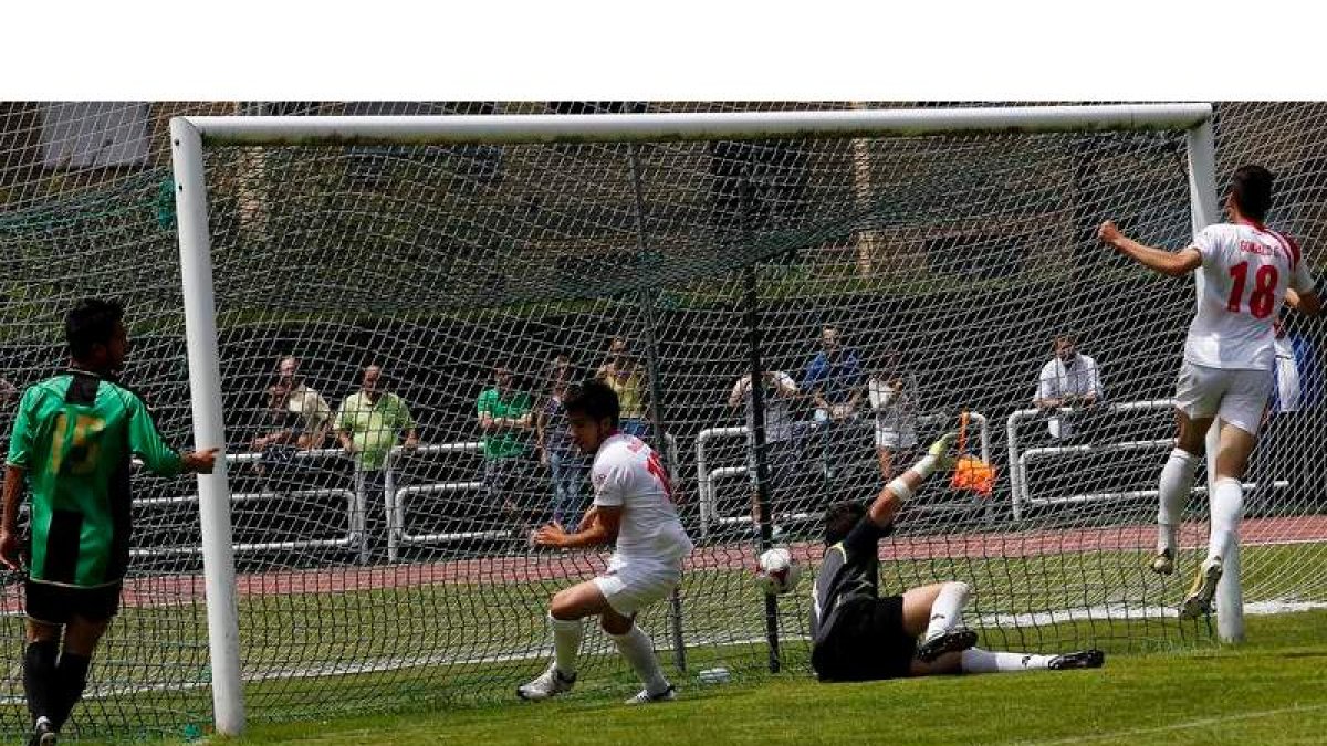 Momento en el que David Álvarez, en el centro, marca el gol que supuso el ascenso de la Cultural a Segunda B ante el Universidad de Oviedo el día 30 de junio.