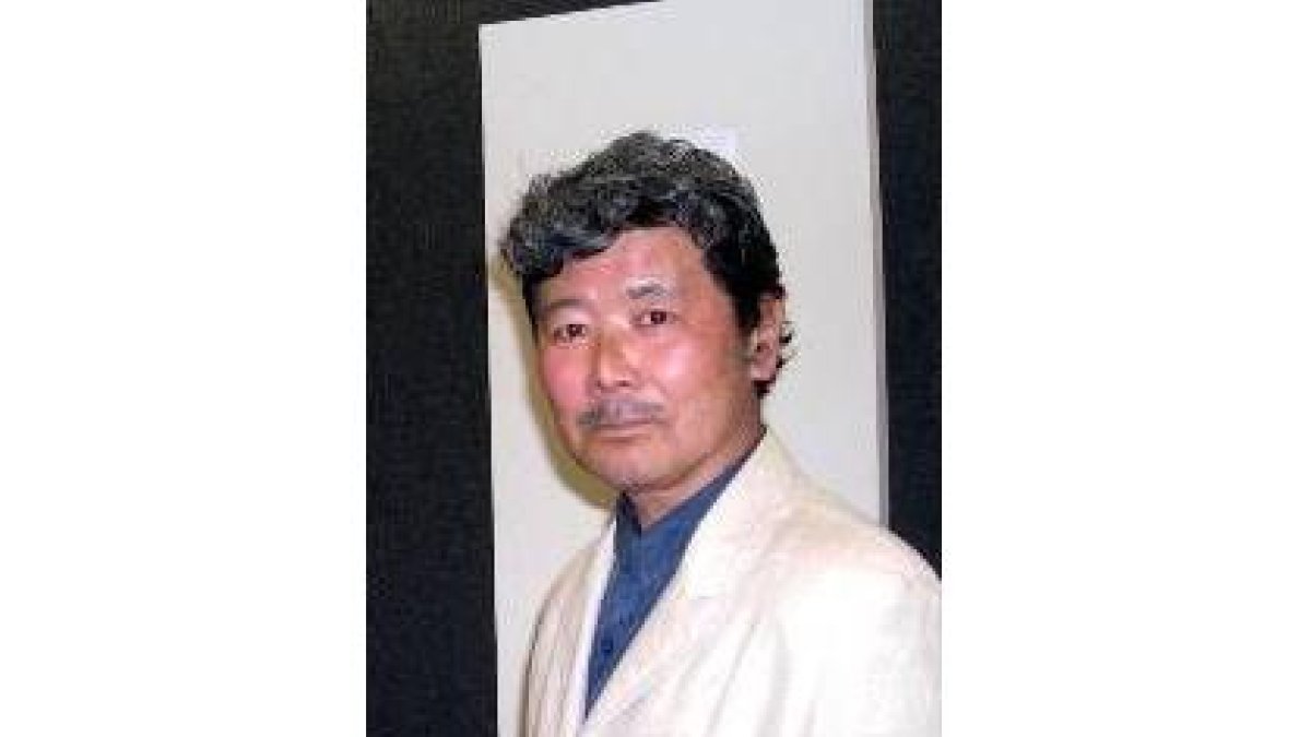 Kiyoshi Yamaoka, durante la apertura de su muestra en el Colegio de Arquitectos de León