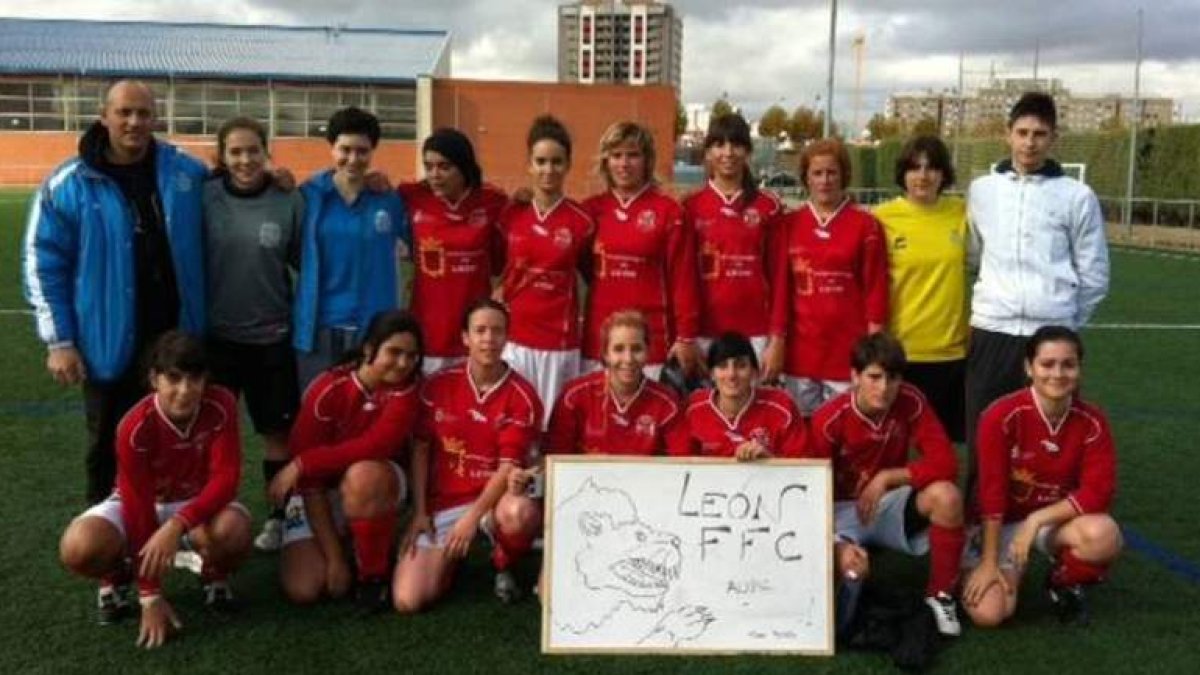 Formación del equipo del León FF B de la 1.ª Regional Femenina.