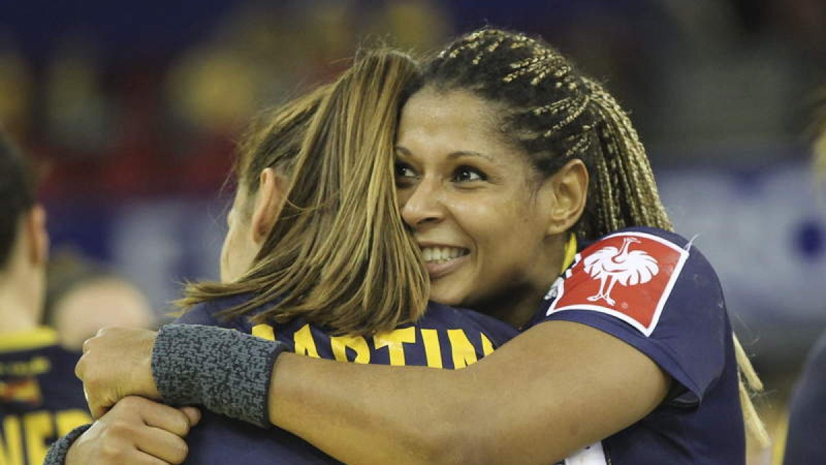 Marta Mangué se abraza a Martín tras la victoria.
