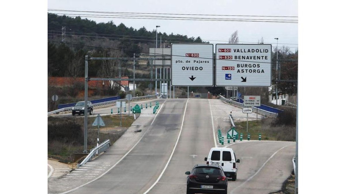 Enlaces de la carretera a Asturias con el nudo que estrangula la ronda Este antes de la ronda Norte, que no existe. SECUNDINO PÉREZ