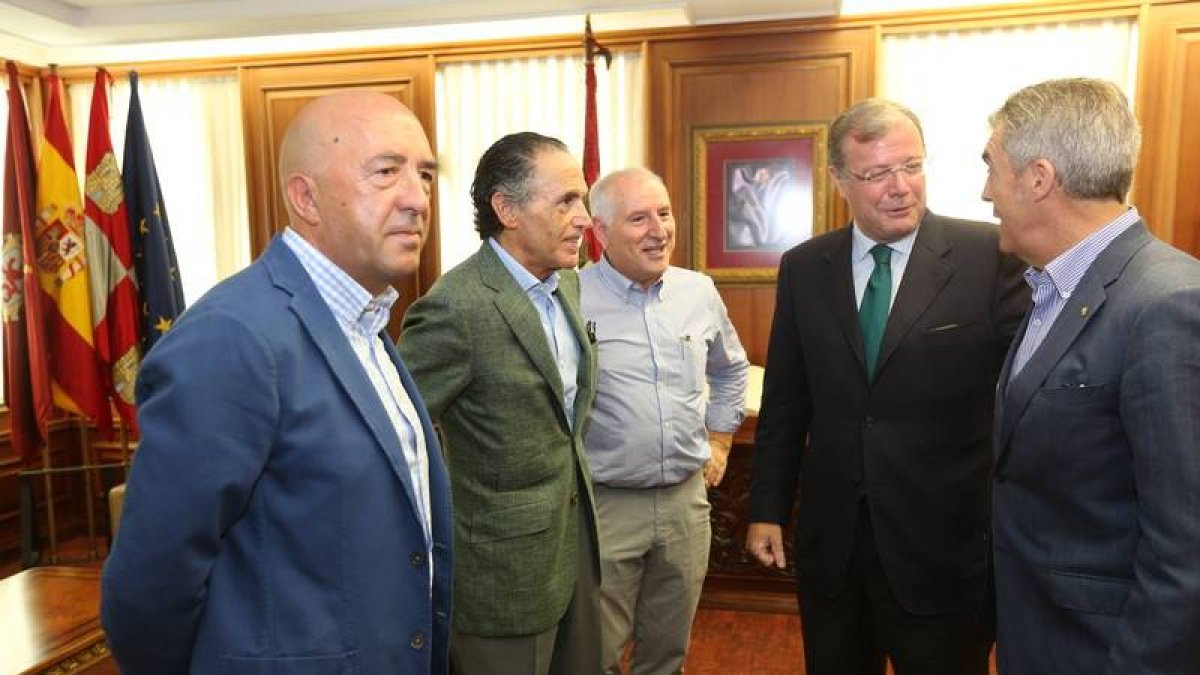 El alcalde ayer con representantes de los empresarios leoneses