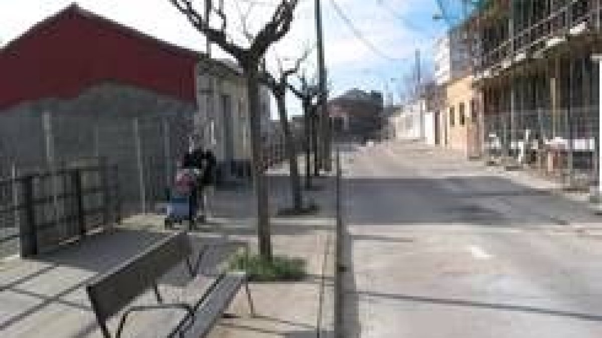 Una mujer pasea por la calle Bastión, en la que la policía detuvo al ciudadano extranjero