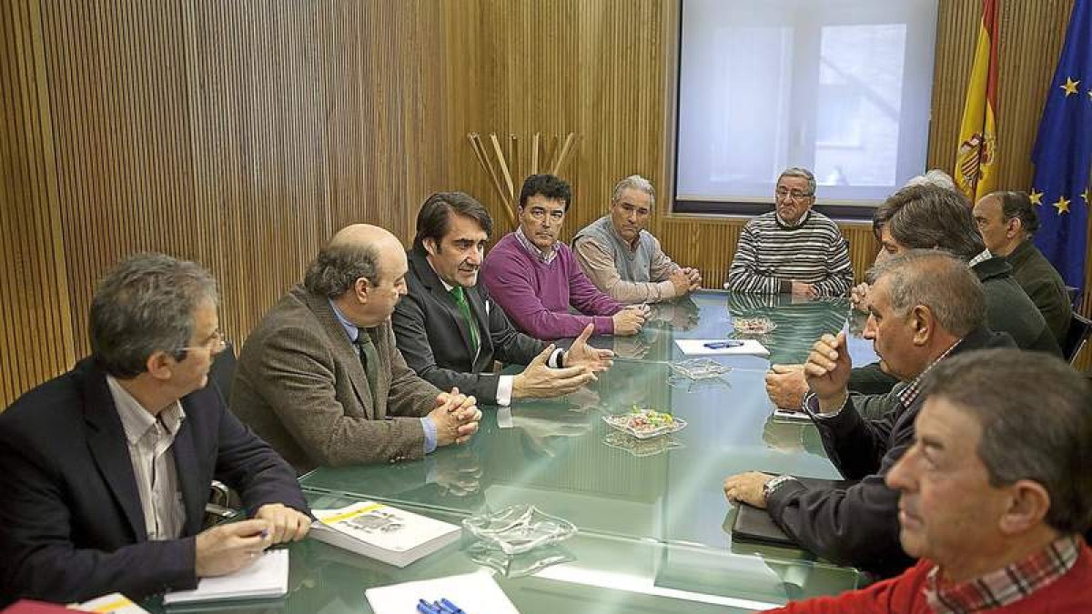 Suárez-Quiñones (tercero por la izquierda), durante la reunión de ayer en la CHD.