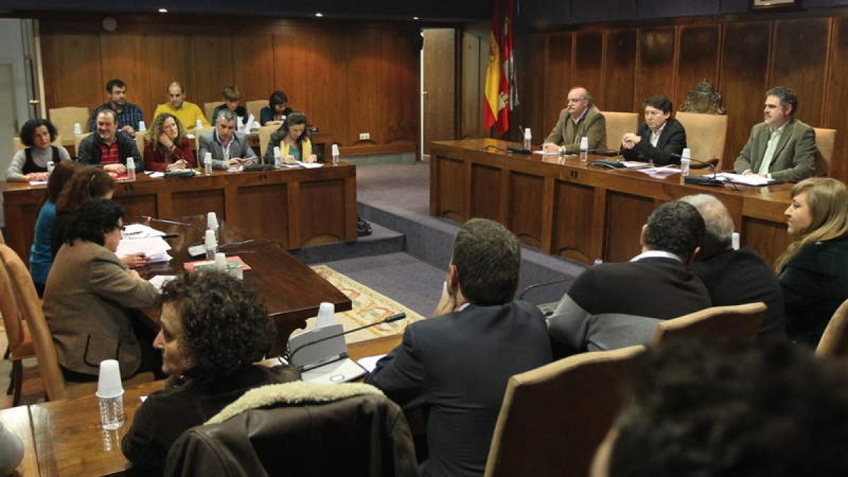 El último Pleno celebrado en el Ayuntamiento de Ponferrada el 15 de marzo, el único hasta ahora con Samuel Folgueral de alcalde.