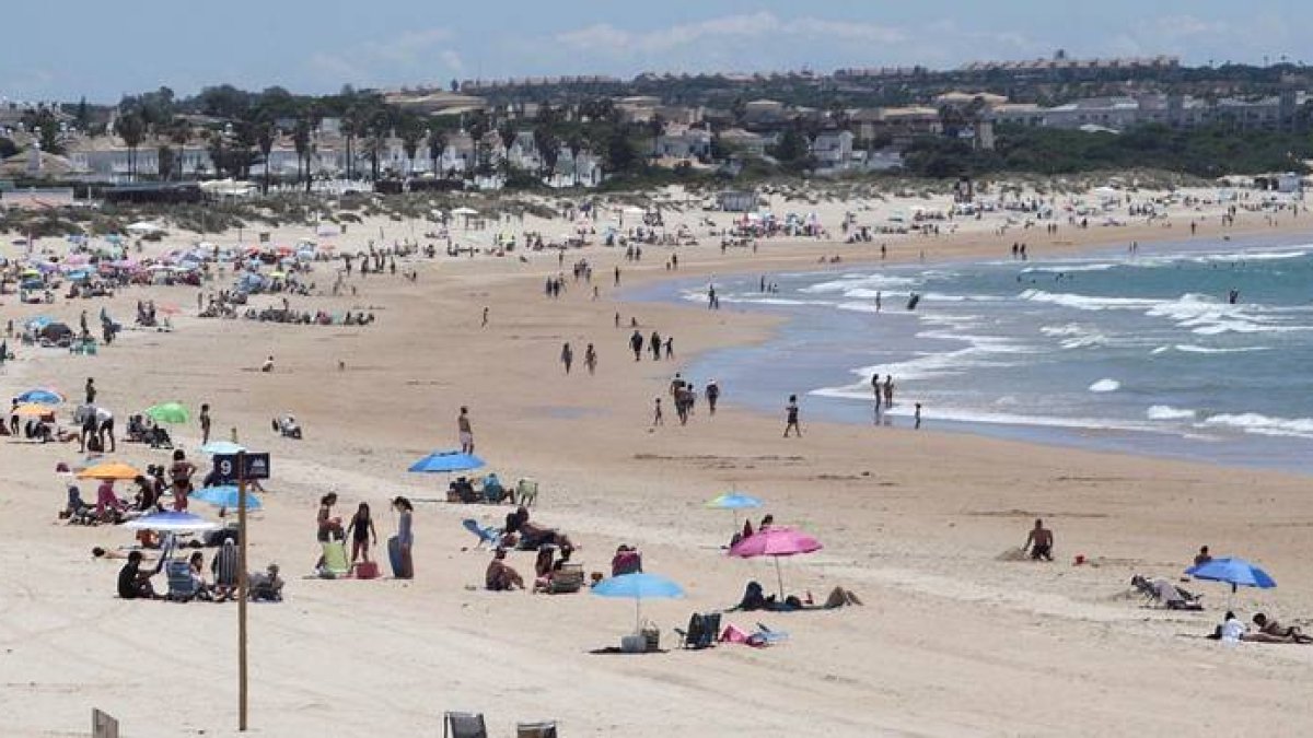 Imagen de la playa de la Barrosa (Chiclana de la Frontera, Cádiz). ROMÁN RÍOS