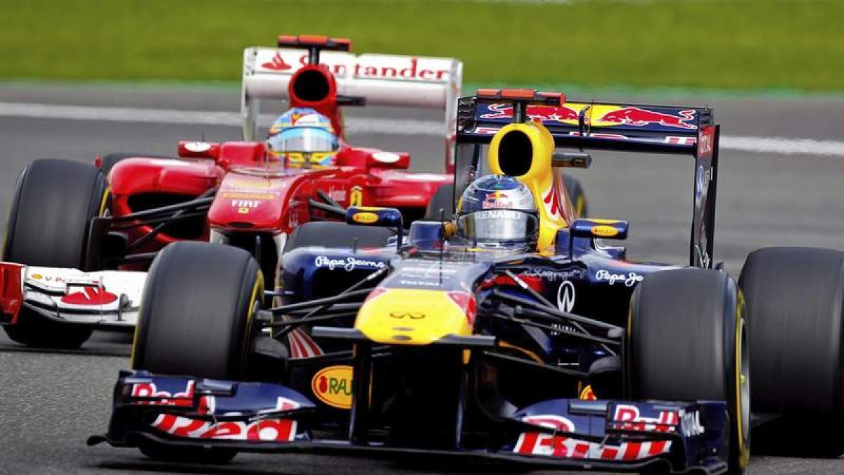 Alonso lucha con su Ferrari contra el Red Bull de Vettel, vencedor del gran premio.
