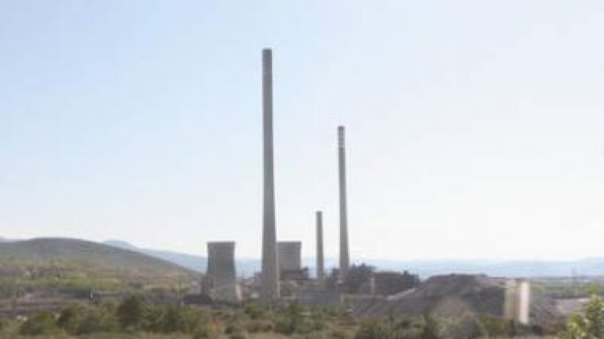 La imagen define el panorama de Endesa durante el último año, las chimeneas sin humo y la montaña de
