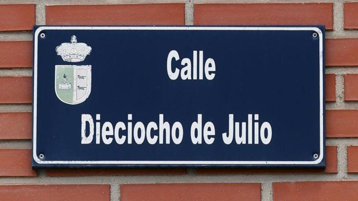 Placa de la calle del 18 de julio en el pueblo de Fuensalida (Toledo), en una imagen tomada la semana pasada.