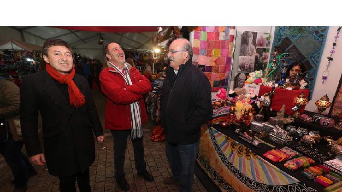 Folgueral, Merayo y Cubelos en la inauguración del mercado de la plaza del Ayuntamiento.