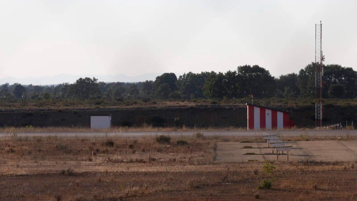 Imagen de la pista del Aeródromo Militar de León, abierto también a los vuelos civiles del Aeropuerto de León. FERNANDO OTERO