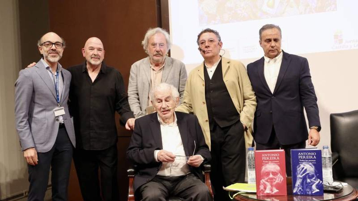 Javier Ortega, Cuco Pérez, Llamazares, Mestre, Otero y Gamoneda. BENITO ORDÓÑEZ