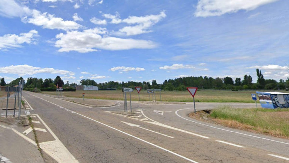 Cruce de la carretera de Caboalles en el que se produjo el impacto en el que perdió la vida la mujer. DL