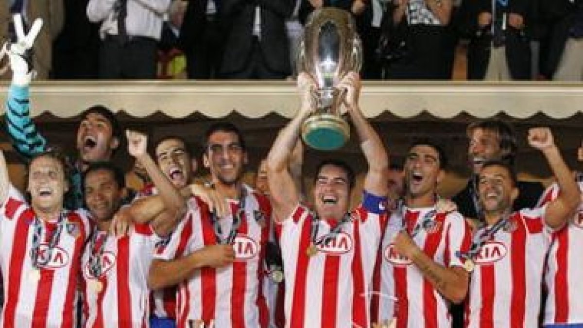 Los jugadores del Atlético de Madrid celebran el título conseguido en la Supercopa de Europa.