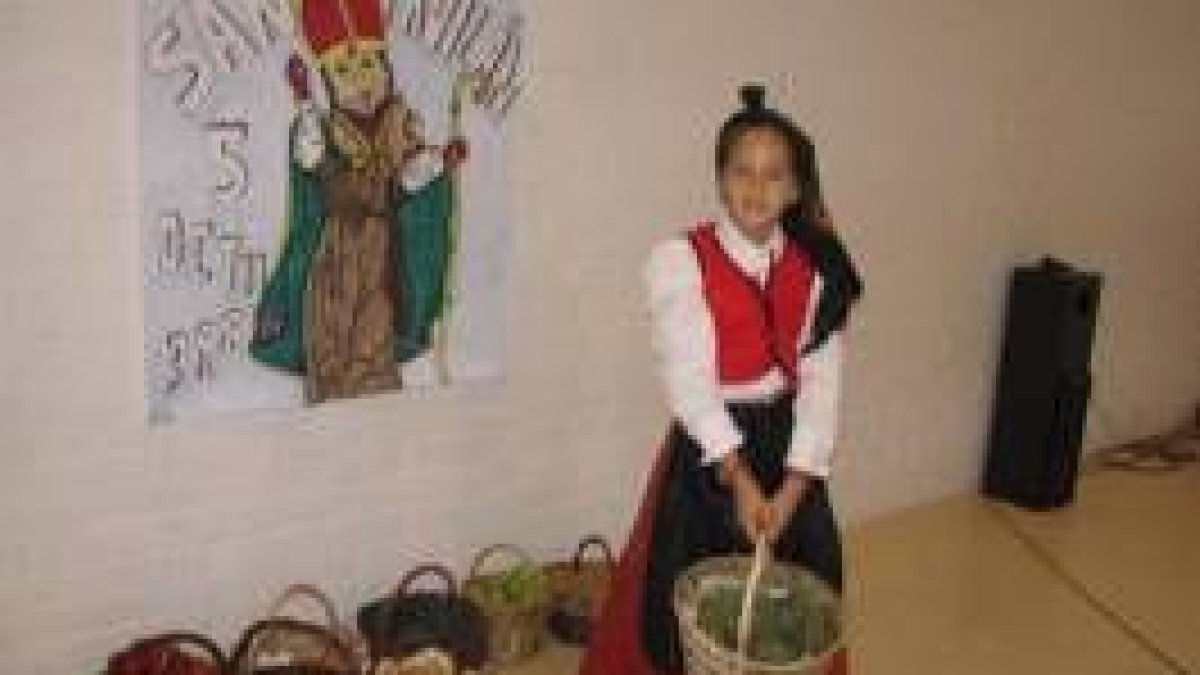 Los niños de infantil ofrecieron cestos con productos típicos al patrón de la diócesis de León