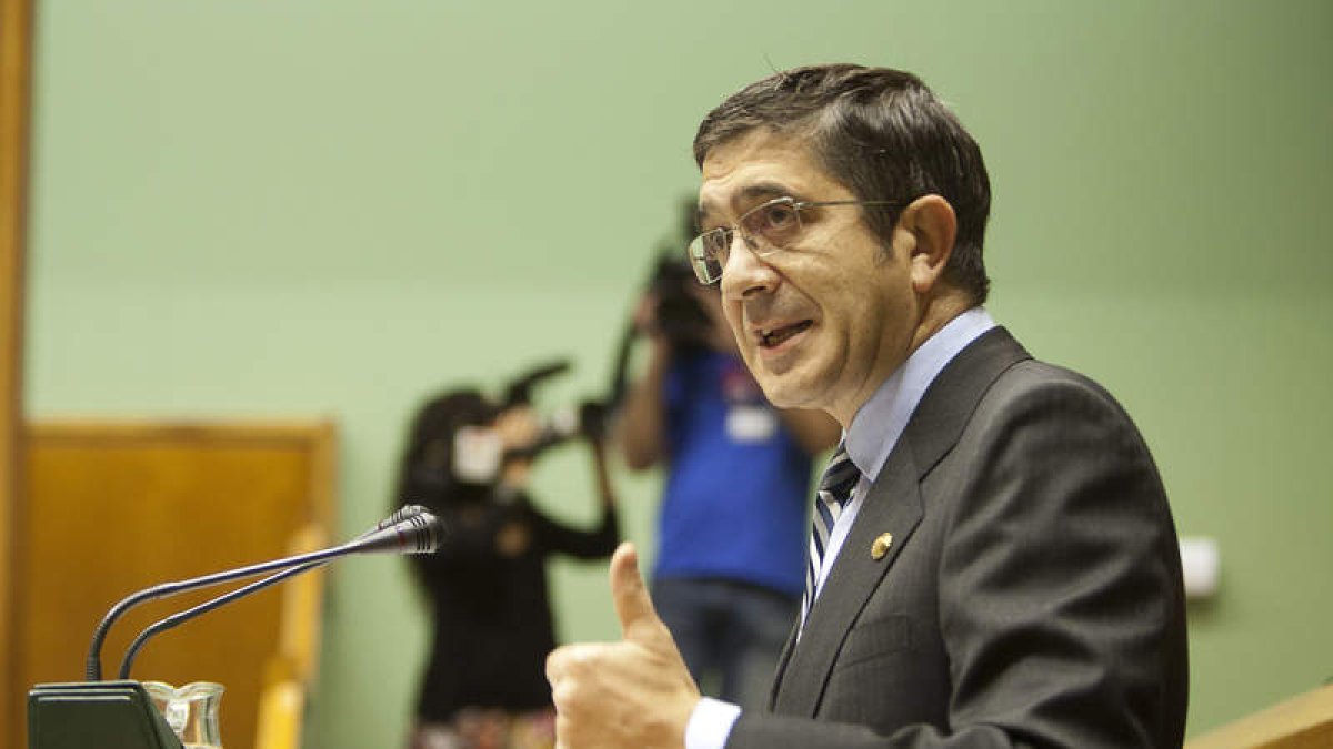 El lendakari, Patxi López, durante su intervención en el pleno de Política General.