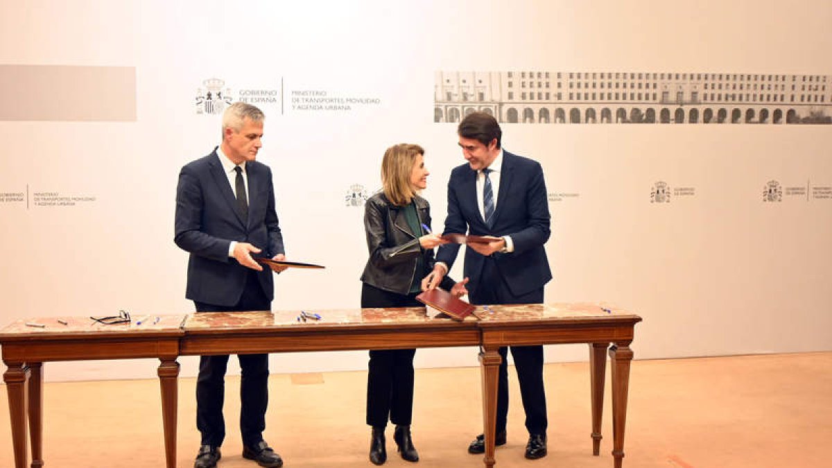 El consejero Suárez-Quiñones firma con la ministra Raquel Sánchez el acuerdo. JUNTA CYL