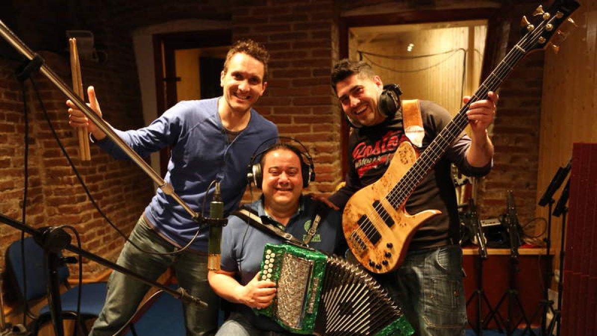 El batería Iván Taca y el bajista Alexander Acanda, ambos componentes del equipo de ‘La Voz’, en el estudio con Manuel Garrido.