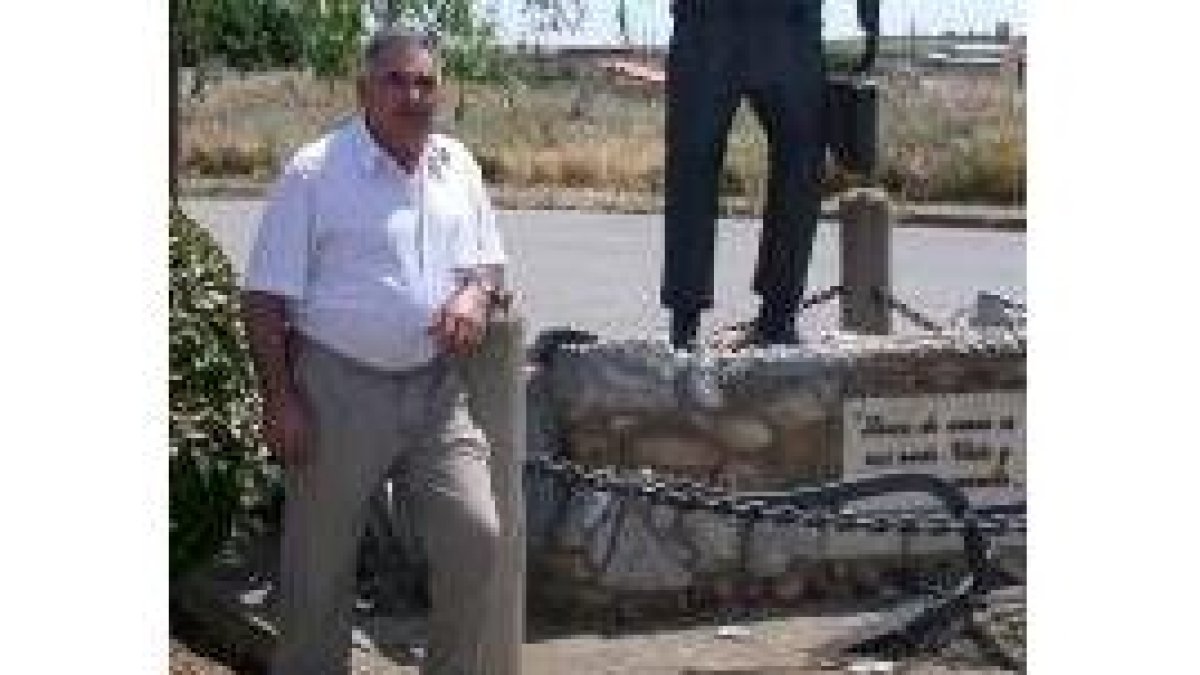 Miguel Martínez Hidalgo posa junto al monumento al labrador de Estébanez de la Calzada