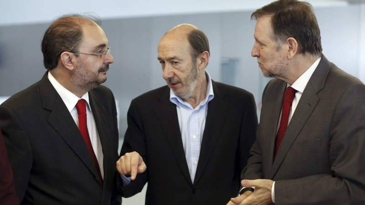 Javier Lambán, Rubalcaba y Marcelino Iglesias, en el plenario del congreso regional del PSOE.