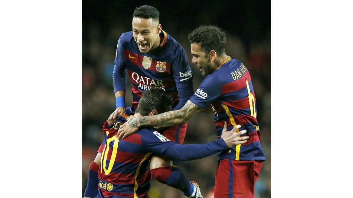 Messi celebra con sus compañeros Dani Alves y Neymar el primer gol del Barça ante el Celta. A. DALMAU