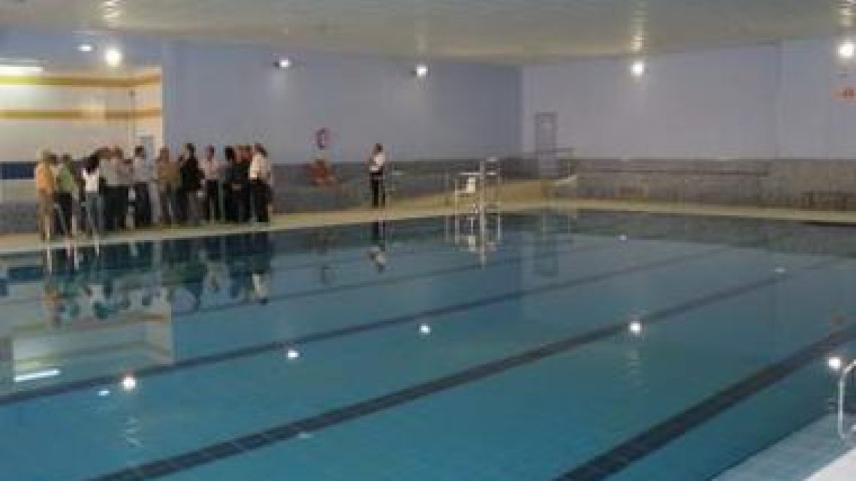 Instalaciones de la piscina climatizada ubicada en la zona escolar de la villa de Cistierna