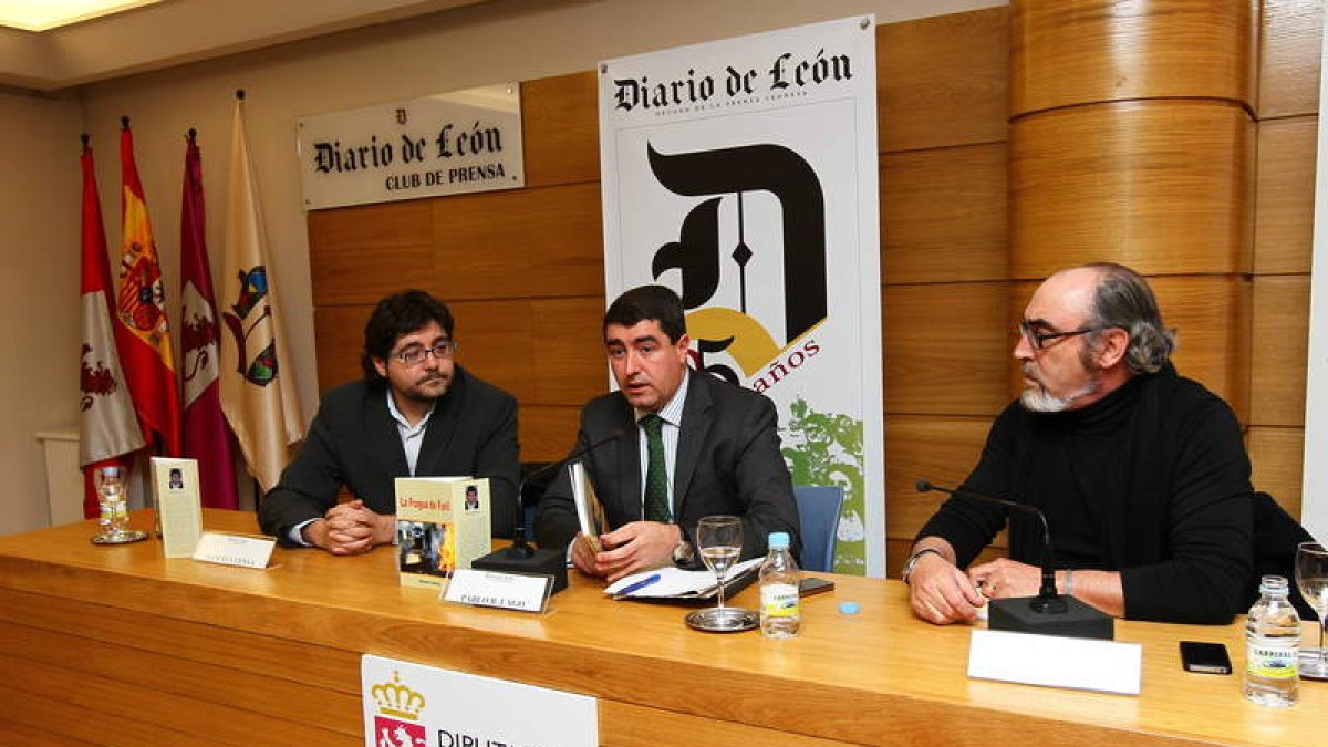 Manuel Cuenya, Pablo R. Lago y Pedro Trapiello, durante la puesta de largo de ‘La fragua de Furil’ en el Club de Prensa.