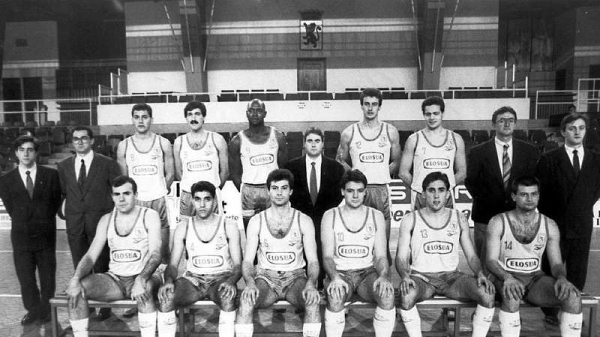 Plantilla del Elosúa León que marcó una época en el baloncesto. ARCHIVO