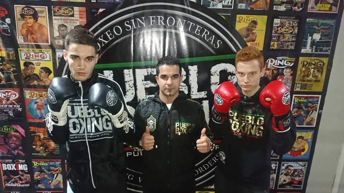 Dani Bueno, en el centro, junto a sus dos boxeadores. DL