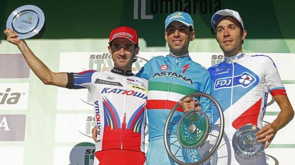 El ciclista italiano Vincenzo Nibali, ganador de la clásica de Lombardía, escoltado por el español Daniel Moreno, segundo, y el francés Thibaut Pinault, tercero, este domingo en Como.