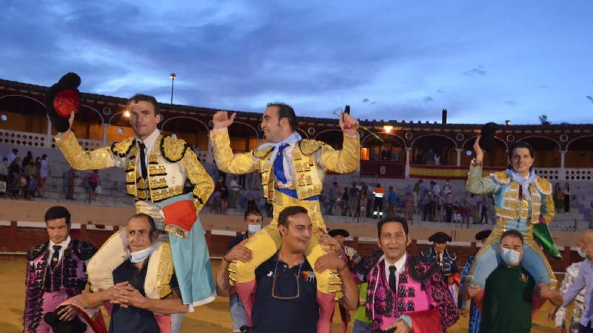 Castaño, Pozo y Ritter a su salida a hombros del coso coyantino. MEDINA