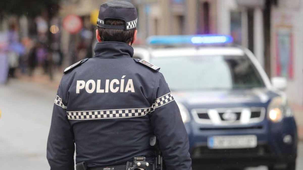 Un policía municipal de Ponferrada, en una imagen de archivo. DL