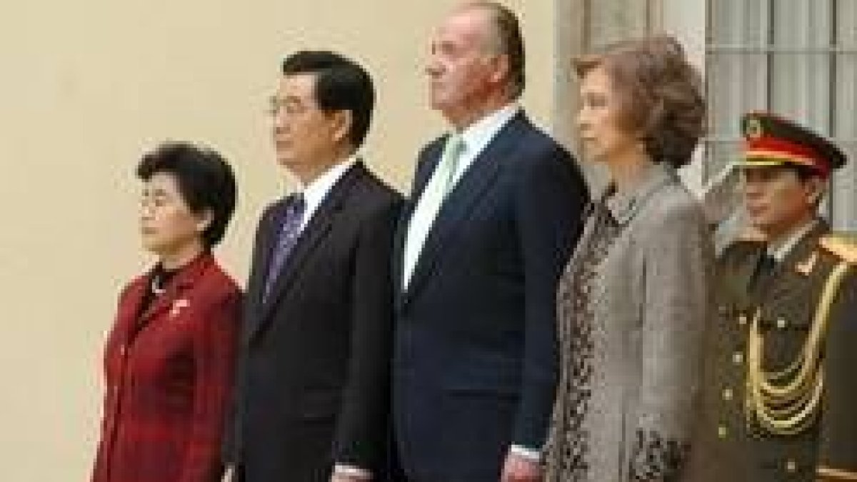Los Reyes presidieron el acto oficial de despedida del presidente chino, Hu Jintao, y su esposa
