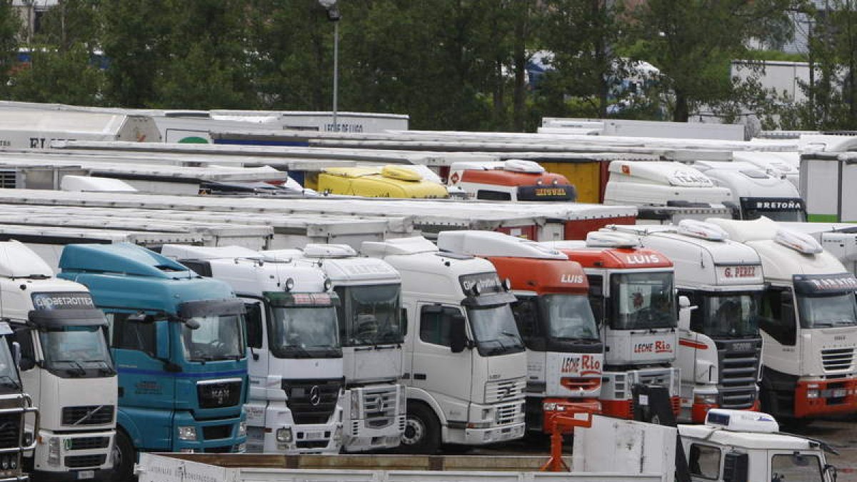 Camiones estacionados en un área de descanso. JESÚS F. SALVADORES