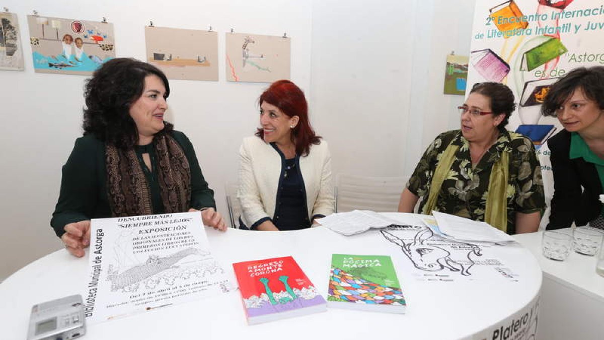 La escritora Elisa Vázquez, con la alcaldesa y la edil de Cultura de Astorga, y Reme Remedios.