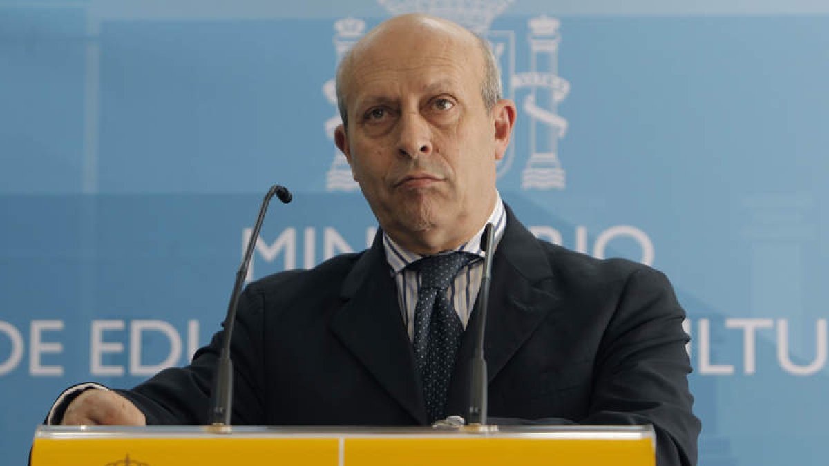 El ministro de Educación, José Ignacio Wert, tras la conferencia de rectores.