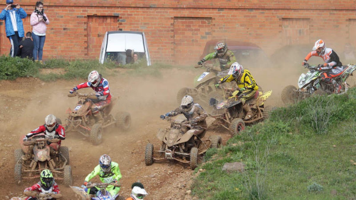 El barro endureció la carrera del Autonómico en Laguna de Negrillos. SECUNDINO PÉREZ