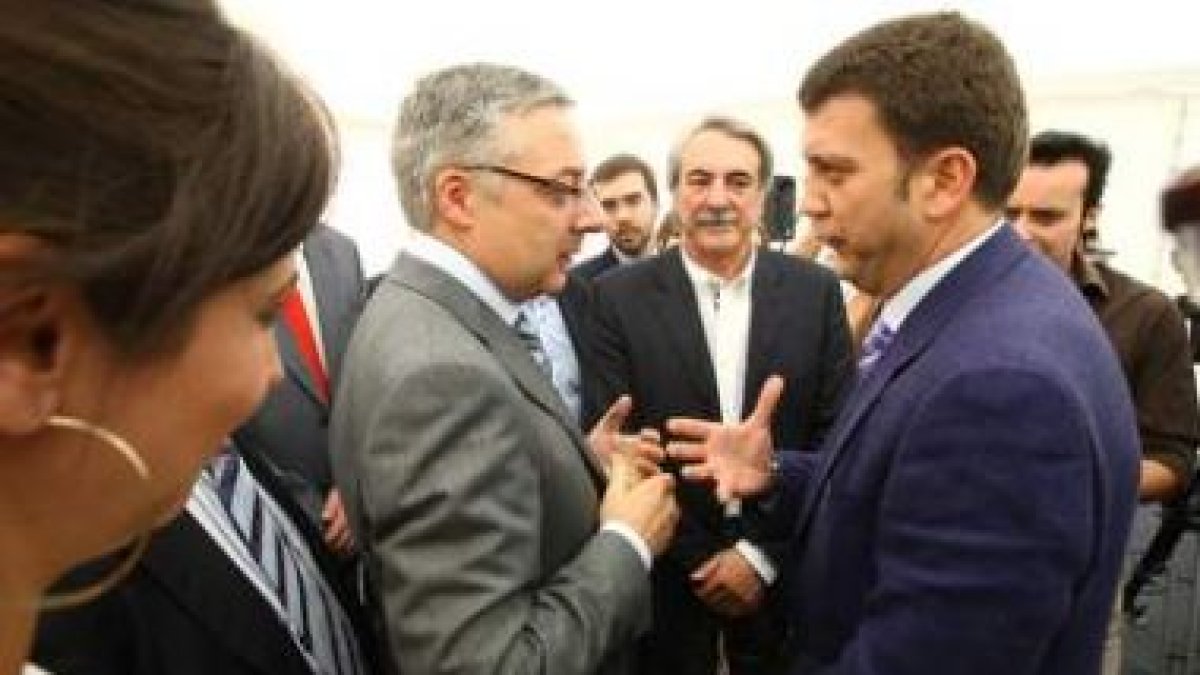 José Blanco habla con Carlos López Riesco, en presencia del senador Antonio Canedo.