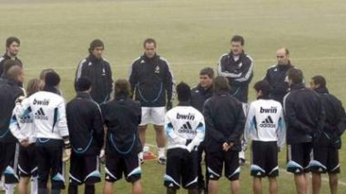 Juande, en el último entrenamiento del Madrid, vería con buenos ojos la llegada de Tévez al club bla