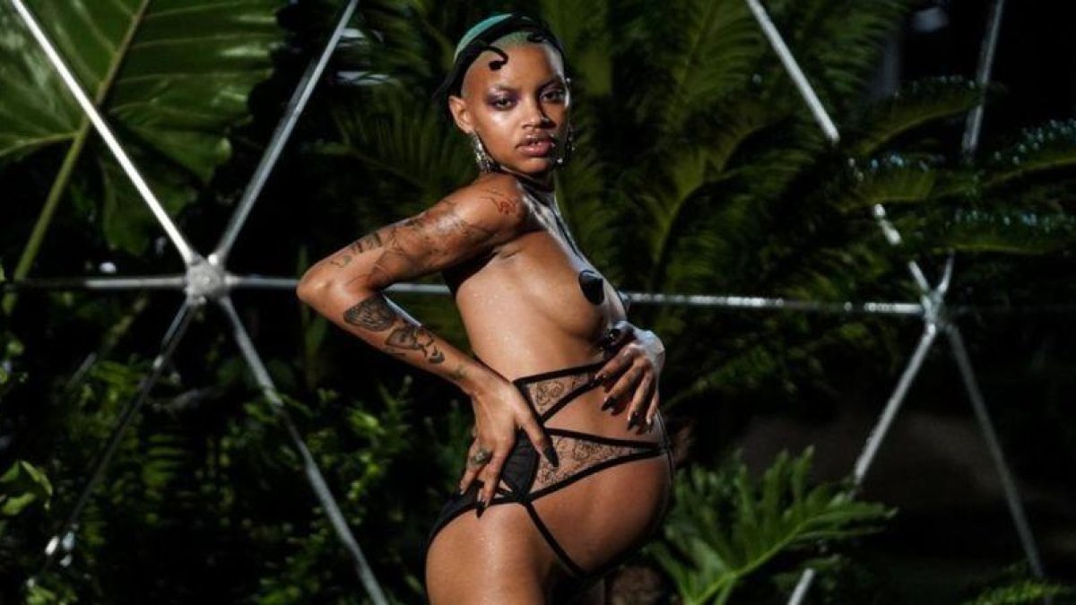 La modelo Slick Woods desfila embarazadísima en la Fashion Week par la marca de lenceríad de Rihanna, Savage x Fenty.