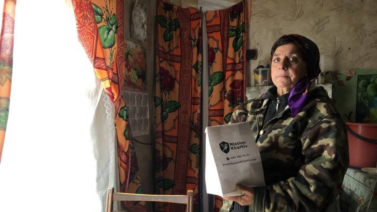 Alla, asmática, fotografiada con sus medicamentos ante la ventana de su casa. GERVASIO SÁNCHEZ