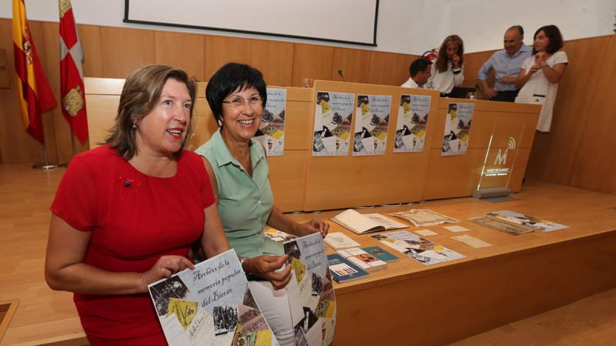 María Antonia Gancedo y Mar Palacio, en el Museo de la Radio. ANA F. BARREDO