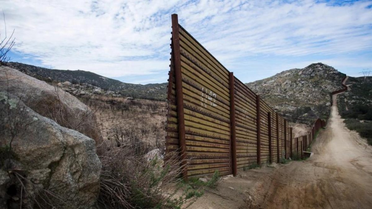 Sección de una barrera fronteriza en la frontera entre México y EEUU, en Tecate (California), el 14 de febrero del 2017.